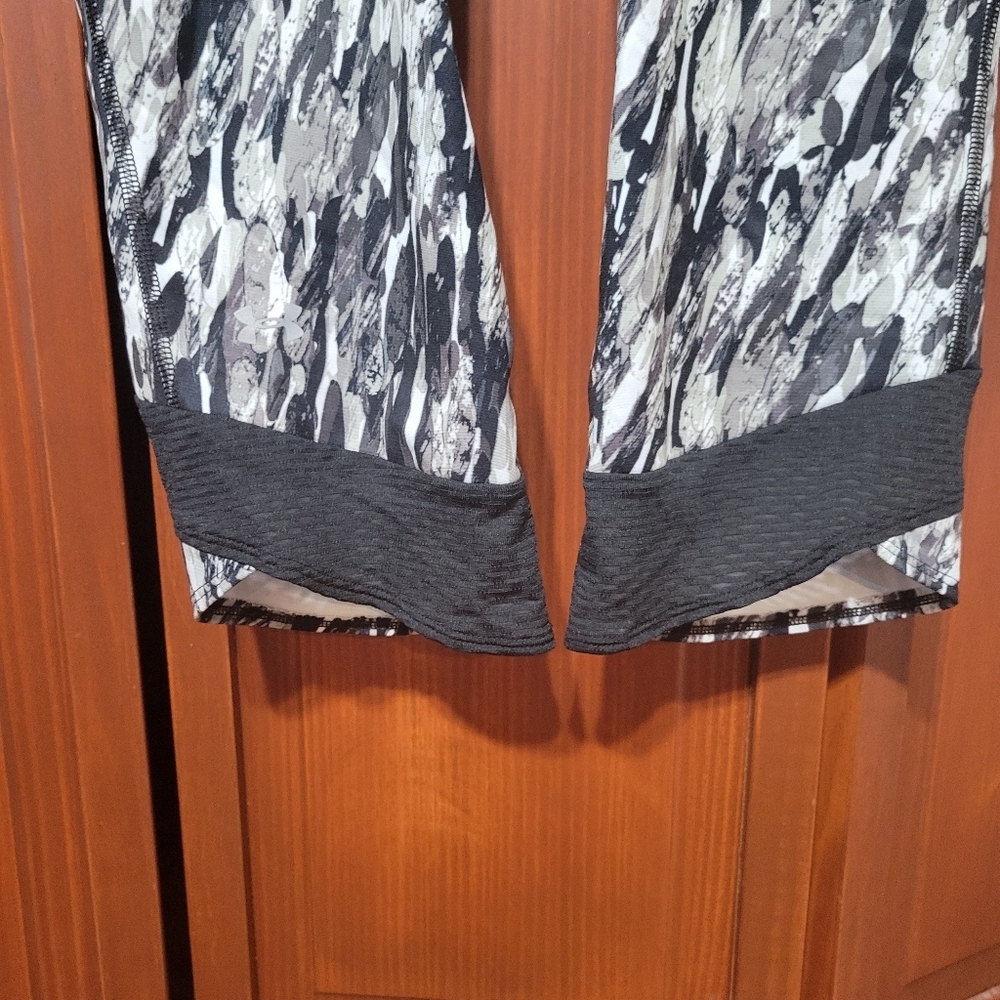 Under Armour HeatGear Black Gray Cropped Camo Capri Leggings Active Sporty sz M - Picture 3 of 8